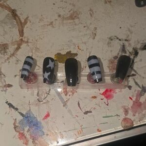 Grunge Star Black And Grey Nails